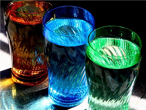 三个,玻璃杯,饮用水
