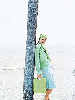 美女,绿色,外套,蓝色,裙子,靠着,树,海滩