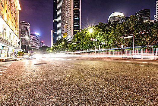 城市夜景无人的沥青路面