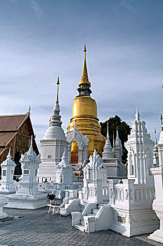 东南亚寺庙的白色碑林和金色佛塔