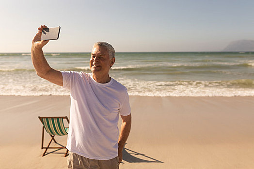 老人,手机,海滩