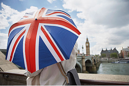 游客,英国国旗,伞,看,上方,威斯敏斯特桥,伦敦,英格兰