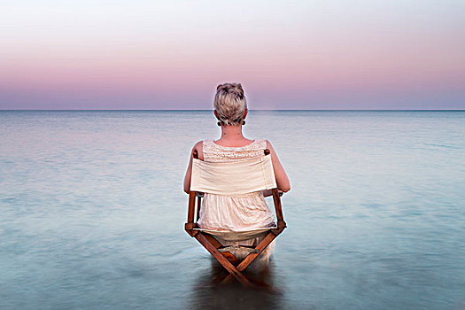后视图,坐,女人,折叠椅,海洋,日落