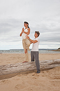 怀孕,中年,女人,私人教练,练习,瑜珈,海滩
