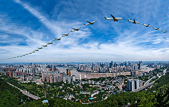 南方航空的飞机正飞越重庆市上空