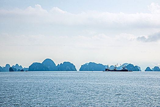 越南广宁鸿基市下龙湾货船港湾