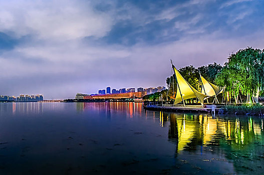 中国苏州工业园区金鸡湖夜景风光