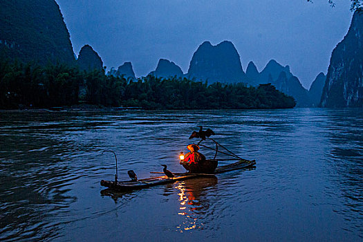 广西桂林漓江兴坪水域的打渔船