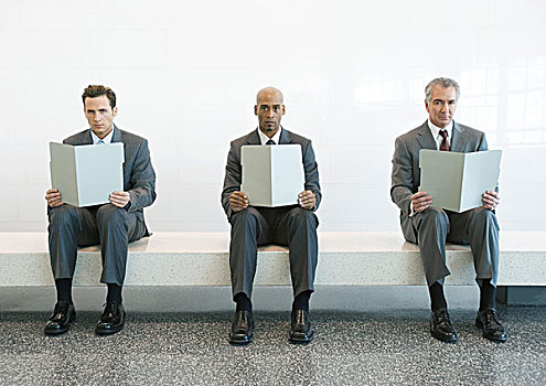 三个男人,套装,坐,长椅,拿着,向上,文件夹