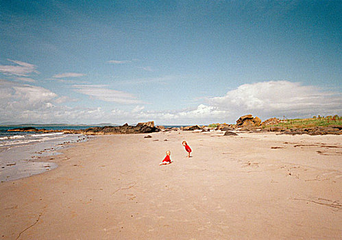两个,幼儿,衣服,相似,红色,荒芜,海滩,石头,蓝色,天空,云,苏格兰