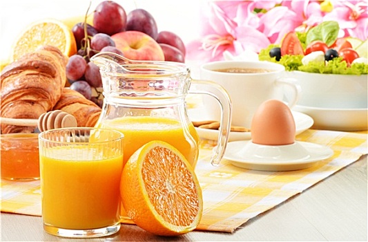 早餐,咖啡,橙汁,牛角面包,蛋,蔬菜