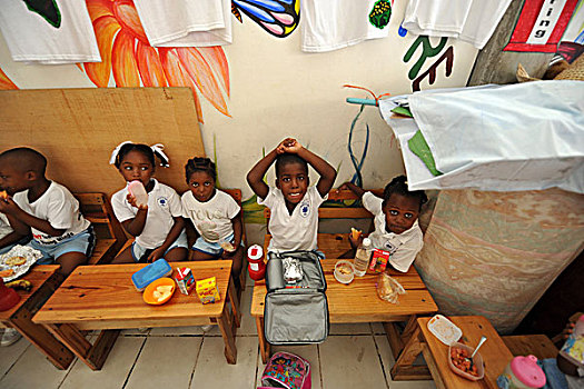 dominica,roseau,preschool,ccf,children,having,lunch,in,classroom