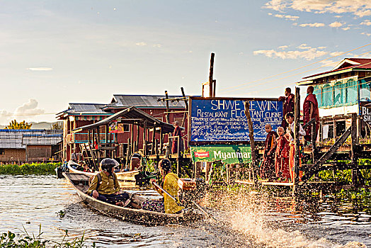 木桥,茵莱湖,船,僧侣,掸邦,缅甸