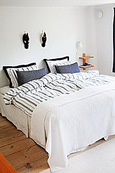 双人床,蓝色,白色,仰视,木质,墙壁