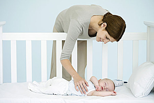 母亲,倚靠,俯视,婴儿床,检查,睡觉,婴儿