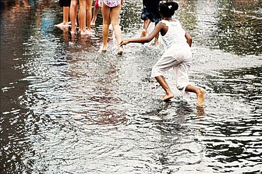 一群孩子,玩,水中