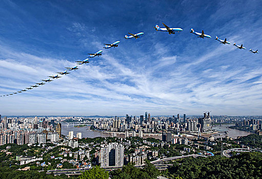 重庆航空的飞机正飞越重庆市上空