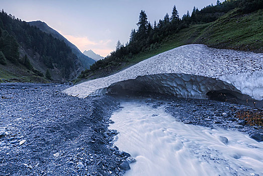 水,溪流,冰,拱形,瓦尔特普伦,瑞士国家公园,恩加丁,山谷,格劳宾登,瑞士,欧洲