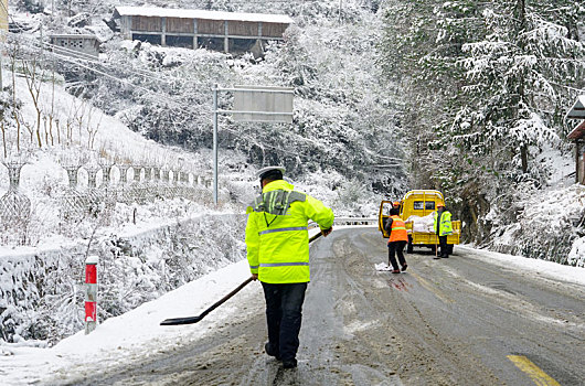 重庆酉阳,清除冰雪确保安全