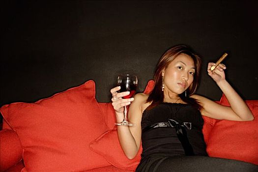 女人,拿着,葡萄酒杯,雪茄,卧,背影,沙发