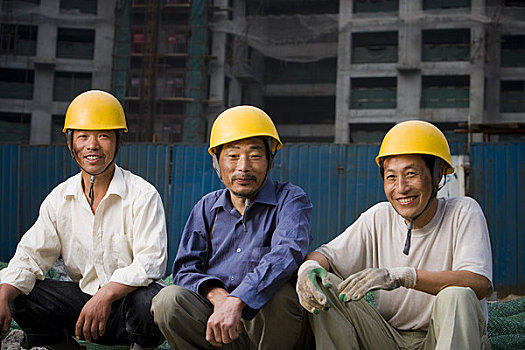 三个,男性,建筑工人,头盔,户外,微笑