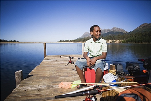 男孩,8-10岁,坐,冷藏箱,旁侧,停泊,摩托艇,湖,码头,看,风景,微笑