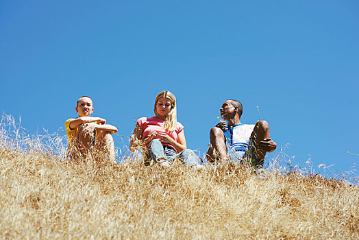 三个,年轻人,朋友,坐,上衣,山,公园,仰视,洛杉矶,加利福尼亚,美国