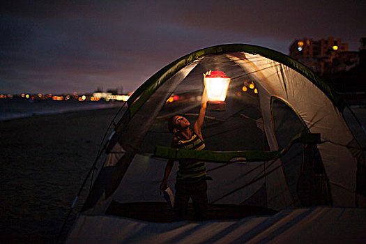 男孩,帐蓬,夜晚,亨丁顿海滩,加利福尼亚,美国