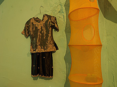 小,女孩,金色,黑色,套装,悬挂,绿色,墙壁,橙色,存储,网,娱乐室,女人,蹲,伦敦,英国,2008年