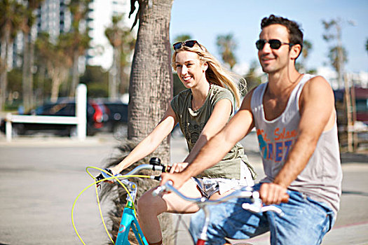 幸福伴侣,骑自行车,一起,威尼斯海滩,洛杉矶,加利福尼亚,美国