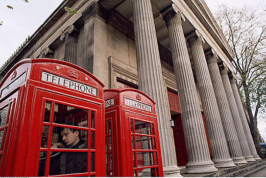 男人,电话亭,伦敦,英格兰