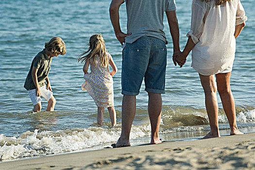 家庭,海滩,父母,看,孩子,玩,海浪