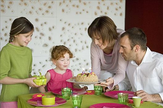 伴侣,两个小女孩,生日蛋糕,午餐,桌子