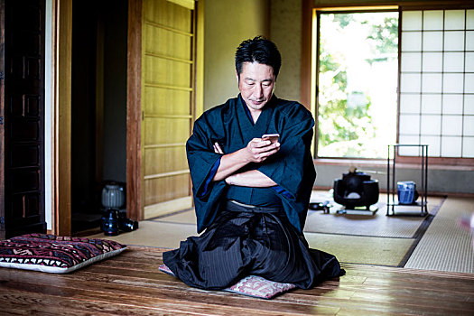 日本,男人,穿,和服,坐在地板上,传统,日式房屋,打手机