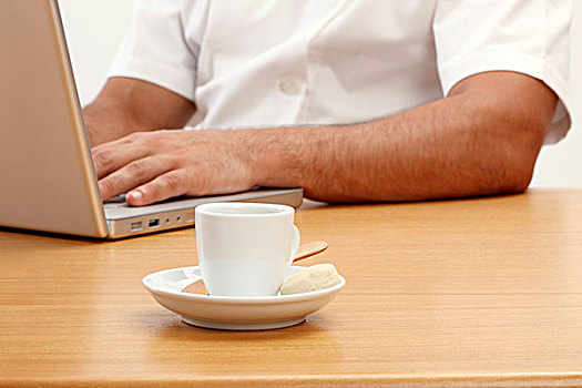 一杯咖啡,坐,书桌,电脑