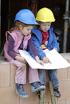 两个,小,孩子,兄弟姐妹,穿,安全帽,学习,建筑图,房间,房子,工地
