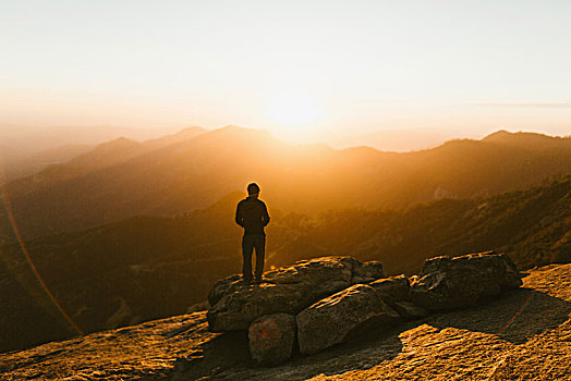 男人,看别处,风景,山,日落,红杉国家公园,加利福尼亚,美国