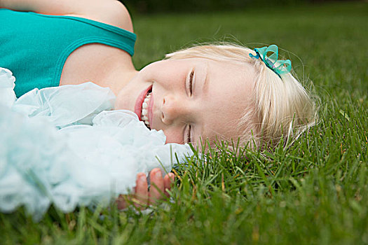 高兴,微笑,女孩,躺着,草场,后院