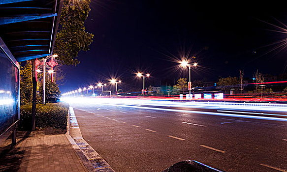 城市夜晚的公路