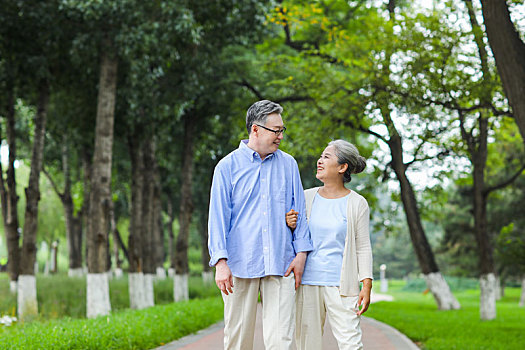 幸福的老年夫妇在公园散步