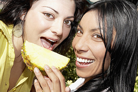 肖像,两个女人,吃,菠萝
