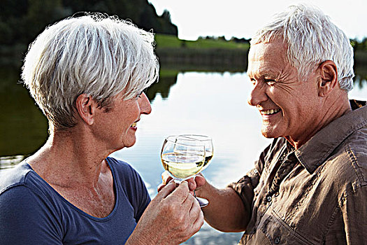 老年,夫妻,碰杯,葡萄酒
