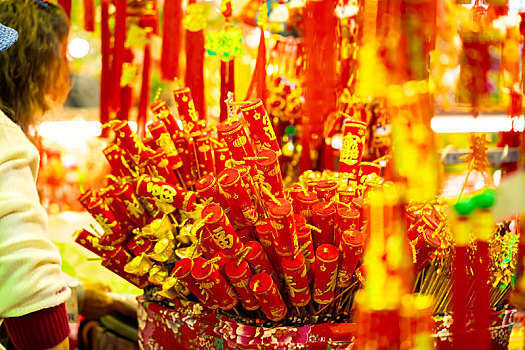 中国春节的年货大街贩卖着春节传统的饰品