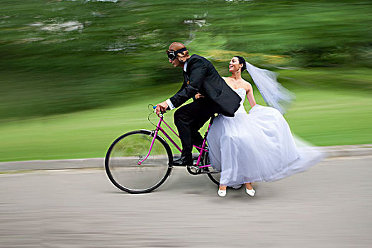 新郎,新娘,新婚夫妇,骑自行车