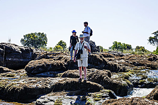情侣,成熟,男人,岩石上,靠近,维多利亚瀑布,赞比亚