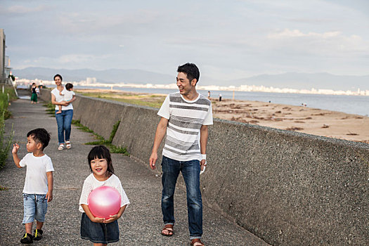 日本人,男人,男孩,女孩,粉色,球,走,水泥,散步场所,海洋