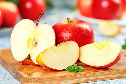 木板上的火箭苹果和切面的小苹果