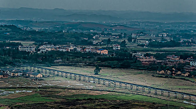 建筑群,小镇,田野,水渠,灌溉,树,远山,老房子,道路,雾霾,早晨