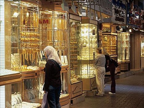 女人,传统服装,游客,正面,橱窗,珠宝商,黄金,市场,迪拜,阿联酋,阿拉伯半岛,中东