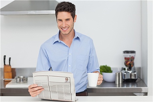 男人,读,报纸,拿着,一杯咖啡